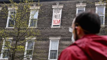 Los defensores de la vivienda pública protestan contra el plan 2024 de la CHA.
