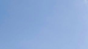 Joven jugando futbol en Brasil.