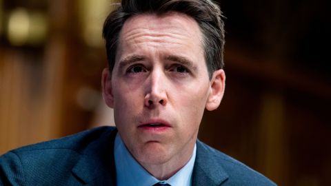 El senador republicano Josh Hawley fue insultado por Adrian Wojnarowski.