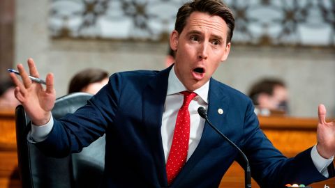 El congresista por Missouri Josh Hawley fue insultado por el comunicador.