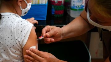 CDC propone que hispanos y afroamericanos sean los primeros en recibir la vacuna contra la COVID-19