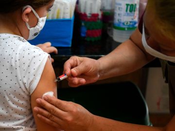 CDC propone que hispanos y afroamericanos sean los primeros en recibir la vacuna contra la COVID-19