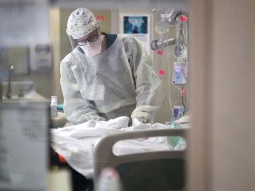 Un médico en la Unidad de Cuidados Intensivos en un hospital de DC.