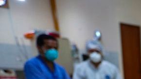 La madre notó que su pequeña tenía dificultades para caminar.