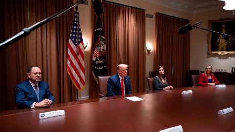 Robert Unanue (izq.), Trump y la vicegobernadora de Florida Jeanette Nuñez en la Casa Blanca.