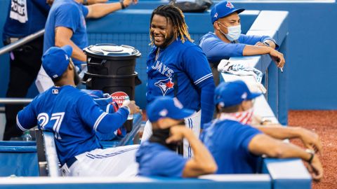 Vladimir Guerrero Jr. y los Blue Jays durante una práctica en su estadio.