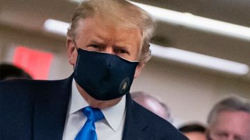 Donald Trump usa una máscara en su visita el Centro Médico Militar Nacional Walter Reed en Bethesda, Maryland.