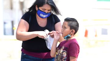 Un niño se toma una prueba de coronavirus en Los Ángeles.