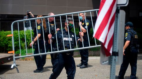 La policía coloca barricadas en el consulado chino en Houston, el 24 de julio de 2020.