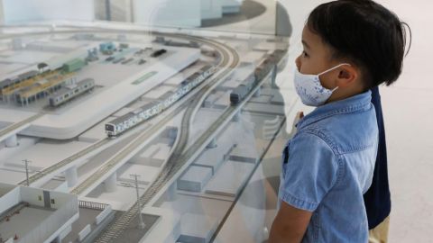 El castillo de vidrio se expone en el Museo del Vidrio de Shanghai, obra del escultor Miguel Arribas.