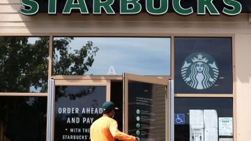 Una mujer de California pide la mitad de $100,000 dólares que fueron recaudados para un barista de Starbucks