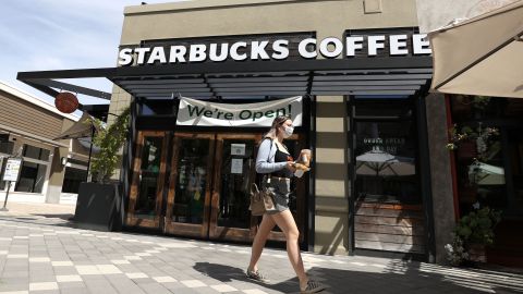 Starbucks solicita el uso mascarillas en sus cafés