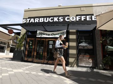 Starbucks solicita el uso mascarillas en sus cafés