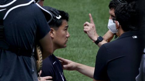 Masahiro Tanaka es atendido luego del violento golpe en la cabeza.