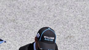 Lewis Hamilton arrodillándose previo al GP de Austria.