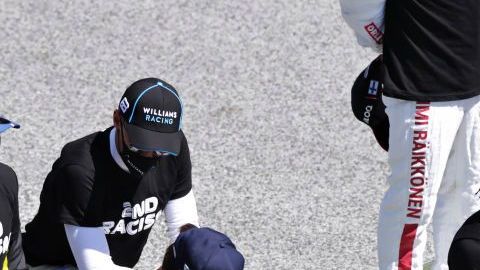 Lewis Hamilton arrodillándose previo al GP de Austria.