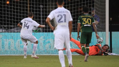 El portero Steve Clark ataja el penalti del Chicharito Hernández en jugada que fue clave en el partido.