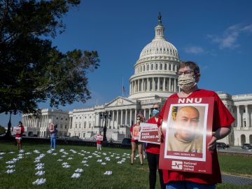 Una vigilia por las enfermeras que murieron de COVID-19 se realizó en Washington, DC.