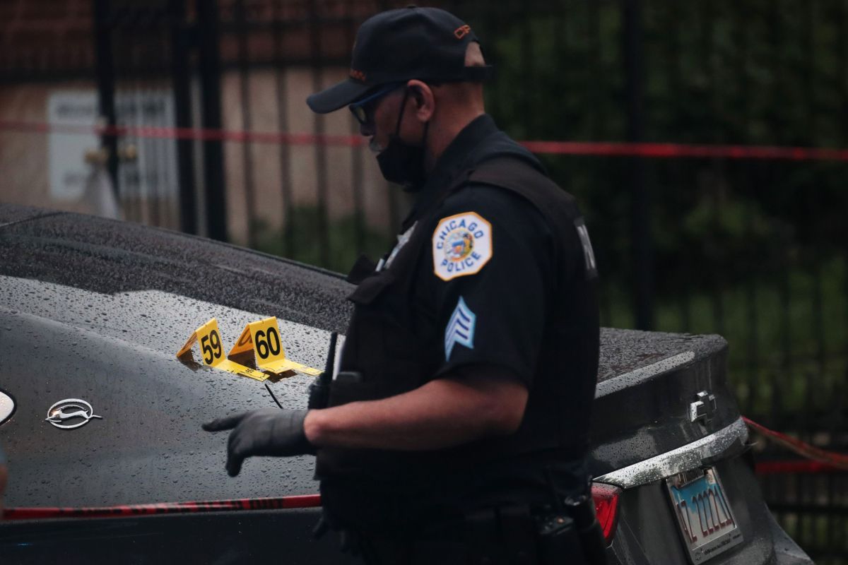 La Policía de Chicago encontró materiales peligrosos dentro del apartamento del occiso, lo que provocó una respuesta del equipo SWAT y de la unidad de bombas.