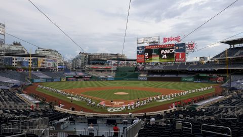 Los peloteros guardaron un momento de silencio con la rodilla en el suelo en Nationals Park.