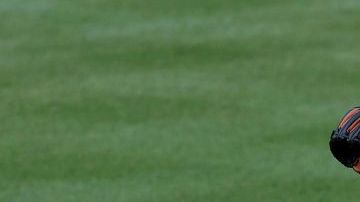 Anthony Fauci hizo el primer lanzamiento de la temporada.