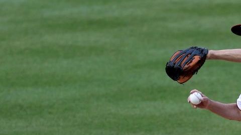 Anthony Fauci hizo el primer lanzamiento de la temporada.