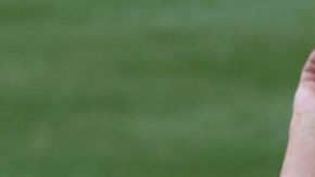 Anthony Fauci lanzando la primera bola de la temporada 2020 de la MLB.