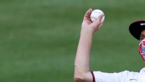 Anthony Fauci lanzando la primera bola de la temporada 2020 de la MLB.