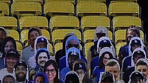 Enrique Hernández batea jonrón ante Conner Menez frente a fotos de aficionados.