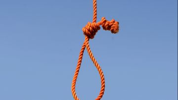 La foto muestra una cuerda con nudo de horca.