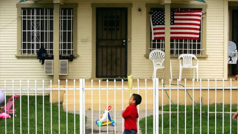 Estadounidenses blancos recibieron los cheques de estímulo más rápido que los afroamericanos y latinos