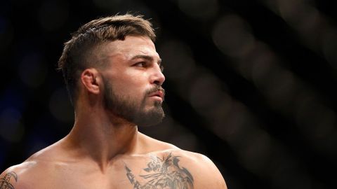 Mike Perry en una pelea de UFC.