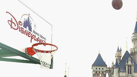 Kobe Bryant encestando una canasta en Disney World.