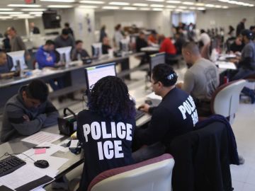 ICE modifica reglas para estudiantes extranjeros.