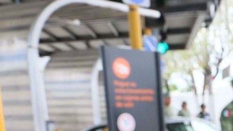 Los elementos federales detuvieron al presunto narco a bordo de un taxi.