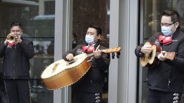 Hasta mariachis cantaron en frente de la oficina de Cuomo en Manhattan para clamar ayuda a los inmigrantes. (Foto: Cortesía NYMR)