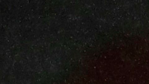 Shkodran Mustafi, defensor del Arsenal, reclama en la acción.