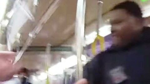 Inicio de la golpiza, grabada por la cámara de otro policía