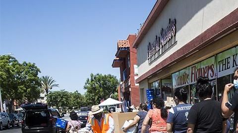 El empresario de flores, Gualterio Santos entregó despensas en Santa Ana, California. (Cortesía Gualterio Santos)