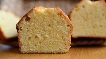 Solo necesitas helado y harina para un suave y aromático pan de vainilla.