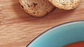Esta sopa te aporta vitamina C, vitamina E y otros poderosos antioxiantes que cuidan la piel y la vista.