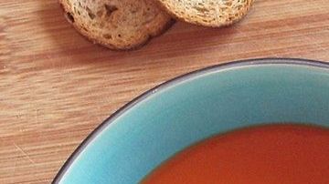 Esta sopa te aporta vitamina C, vitamina E y otros poderosos antioxiantes que cuidan la piel y la vista.