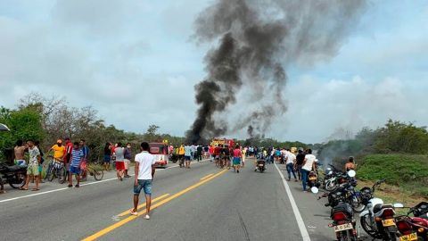 SAN203. PUEBLOVIEJO (COLOMBIA), 06/07/2020.- Fotografía cedida por la Alcaldía de Puebloviejo del momento en que se incendia un camión cisterna este lunes en Puebloviejo (Colombia). Al menos siete muertos y decenas de lesionados dejó este lunes el incendio de un camión cisterna cargado de gasolina que se volcó en la carretera entre las ciudades colombianas de Barranquilla y Santa Marta, informaron las autoridades. EFE/ Fabián Obispo Borja / ALCALDIA PUEBLOVIEJO /SOLO USO EDITORIAL/ NO VENTAS