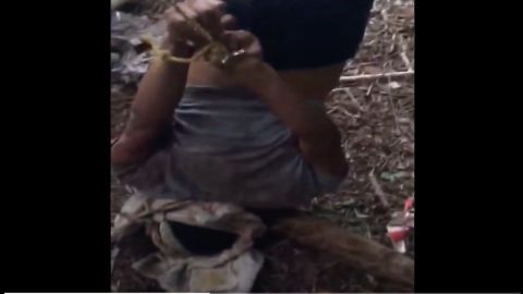 VIDEO: Narcos cuelgan, torturan y asesinan sin piedad a jovencito