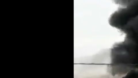 VIDEO: Narcos prenden fuego a un camión, bloquean camino para evitar que soldados pasen