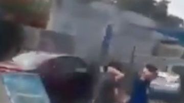 VIDEO: Sicarios del Cártel de Sinaloa imponen su ley, así revisan a gente a plena vista de autoridades