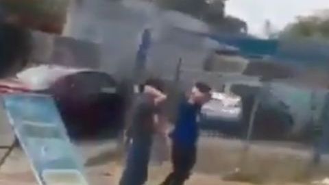 VIDEO: Sicarios del Cártel de Sinaloa imponen su ley, así revisan a gente a plena vista de autoridades