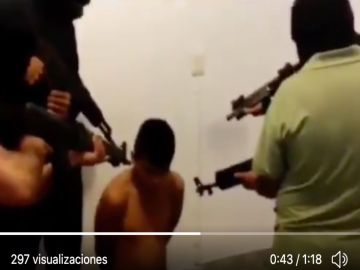 VIDEO: Sicarios interrogan con armas a presunto integrante de La Familia Michoacana