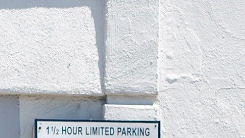 Un cartel pide el perdón de la renta a inquilinos afectados por la crisis económica del covid-19.