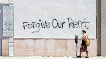 Un cartel pide el perdón de la renta a inquilinos afectados por la crisis económica del covid-19.